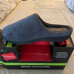 Mens memory foam slippers by Hanes. New in box